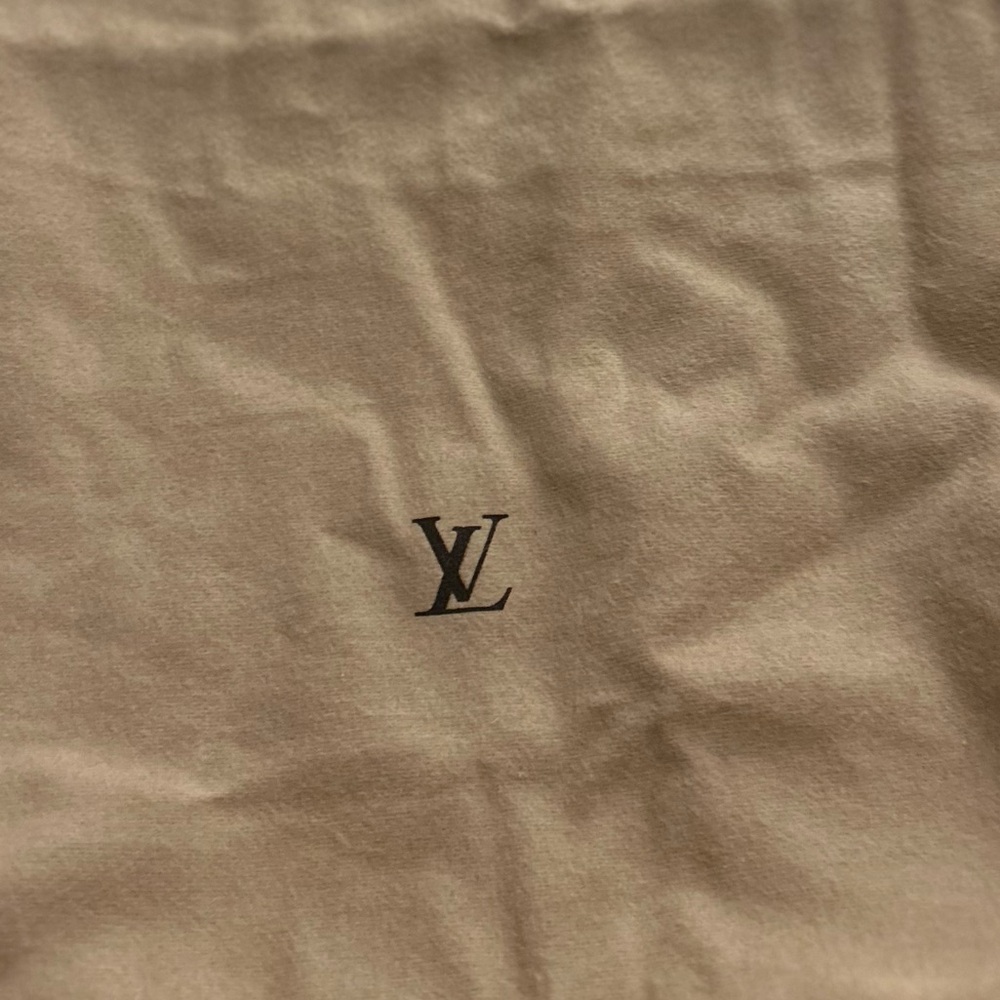 LV DUST BAG. Sraw string
Size MM.  Great condition MM SIZE